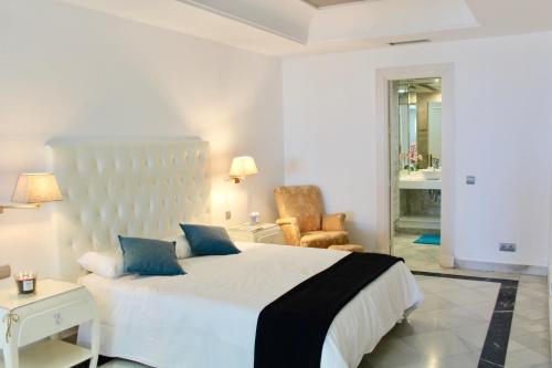 マルベーリャにあるPuerto Banus 2 bedrooms Oceanfront Cのベッドルーム(青い枕の大きな白いベッド付)