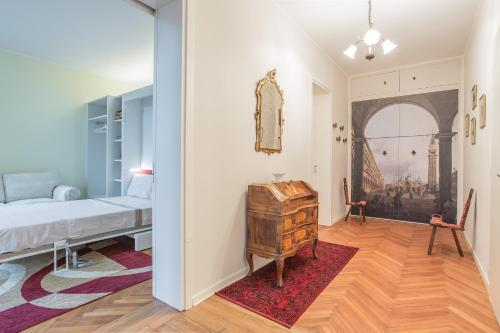 sypialnia z łóżkiem i lustrem na ścianie w obiekcie Ca de le Colonnette - St Marks Square w Wenecji