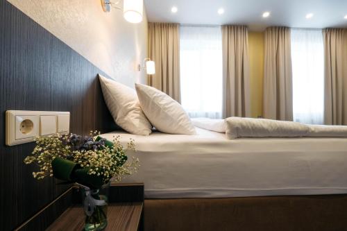 Säng eller sängar i ett rum på Komatek Hotel