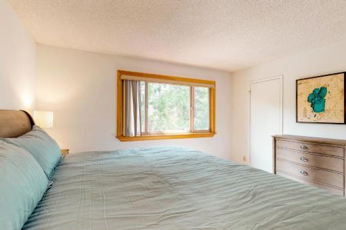 a bedroom with a bed and a window at Sierra Sky in Tahoe City