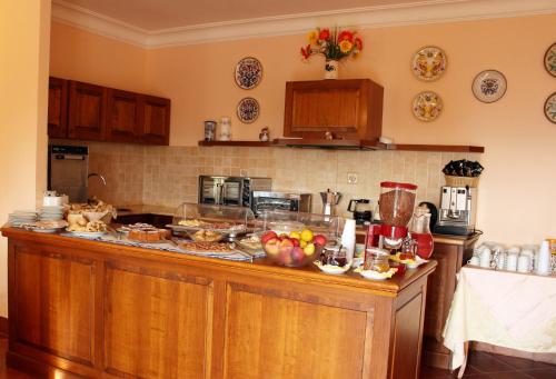 a kitchen with a counter with fruit on it at Tenuta Pizzogallo in Amelia