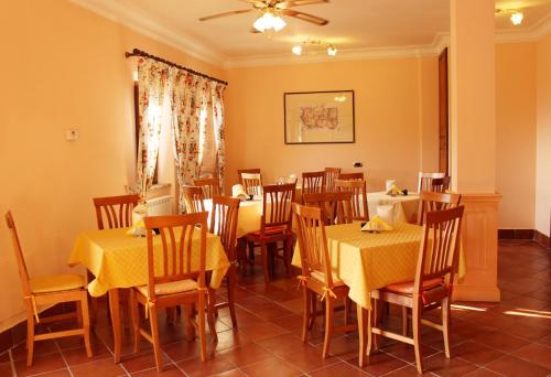 a restaurant with tables and chairs with yellow tablecloths at Tenuta Pizzogallo in Amelia