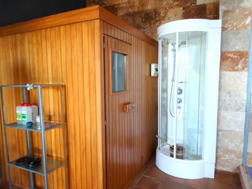 サン・フェリウ・デ・ギホルスにあるROSA, ESPECTACULAR CASA MODERNA EN SANT ELM CON PISCINA PRIVADA Y WIFI GRATUITOのバスルーム(シャワー、木製の壁付)