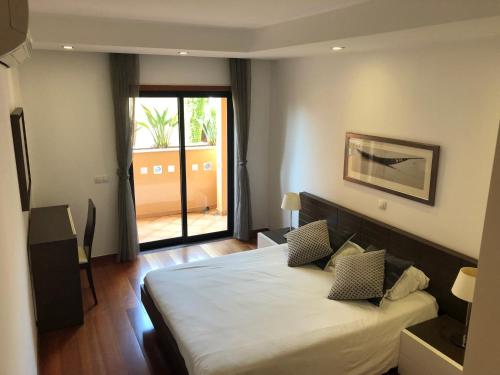Postel nebo postele na pokoji v ubytování Luz Beach Luxury Apartment