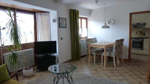 een woonkamer met een tafel en een eetkamer bij Ferienwohnung Ute in Kandern