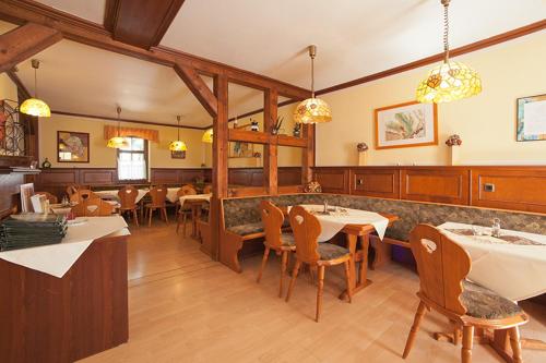 Un restaurante u otro lugar para comer en Ferienhäuser am Hainich