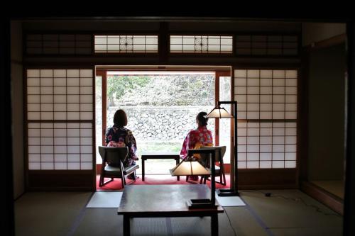 Ruang duduk di OkutsuHotSpa IkedayaKajikaen
