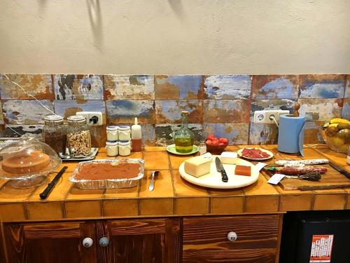 a kitchen counter with food on a wooden table at Casa Rural Cuny in Casau