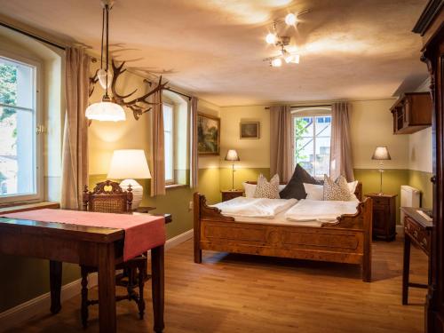 - une chambre avec un lit, une table et des fenêtres dans l'établissement Das Forsthaus Hotelapartments, à Bad Schandau