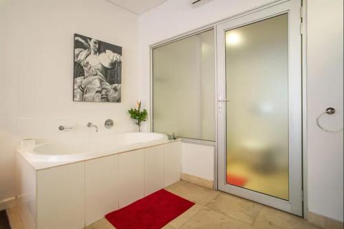 Kúpeľňa v ubytovaní Adderley, fantastic City Centre pad - No Loadshedding