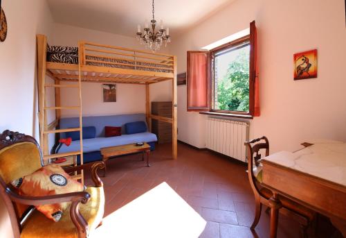 a bedroom with a bunk bed and a desk at Casalilliput in Sassoferrato
