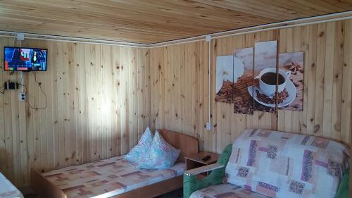 Giường trong phòng chung tại Apartments on river Katun`
