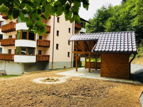 a building with a roof on top of a courtyard at Apartmán 16 Romantika Chopok Juh Tále in Tale