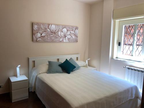 - une chambre avec un lit et une peinture murale dans l'établissement LA CASA DI ANDREA, à Taormine