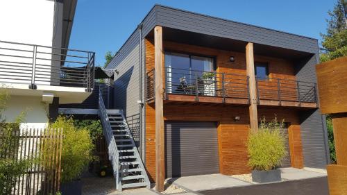 a house with a deck and a balcony at Appartement Alouette France in Pessac