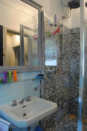 a bathroom with a sink and a shower at Apartments Casa nel Verde in Rocchetta Tanaro