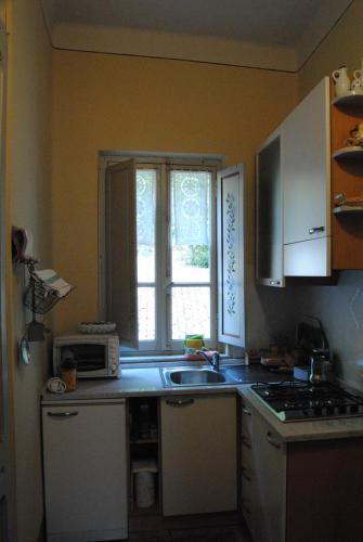 a kitchen with a sink and a window at Apartments Casa nel Verde in Rocchetta Tanaro