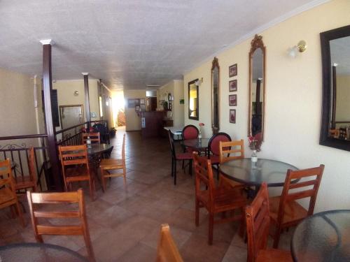 a dining room with tables and chairs in a restaurant at Inti Hotel in Combarbalá