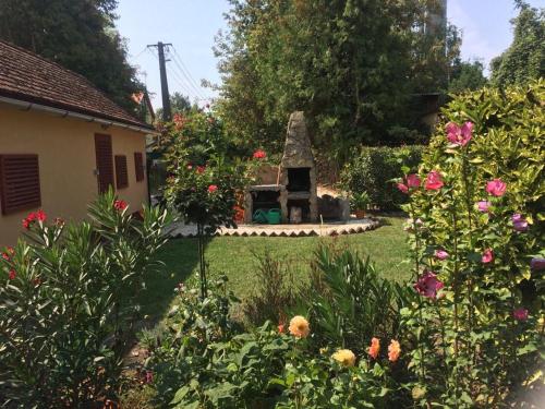 Κήπος έξω από το MG Apartman