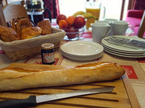 uma mesa com pão e uma faca e um cesto de comida em Time to Ski - La Niche em Sainte-Foy-Tarentaise