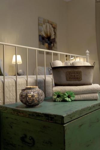 a pile of towels and a bowl on a table at Xenía B&B in Piazza Armerina