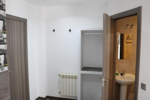 łazienka z umywalką i toaletą w obiekcie Hostal Abril Madrid w Madrycie