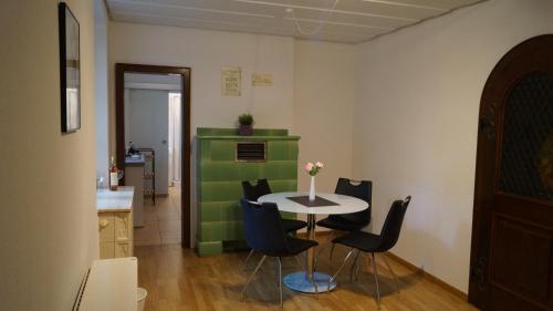 un comedor con mesa y sillas en una habitación en Ferienwohnung im historischen Stadttor, en Staufen