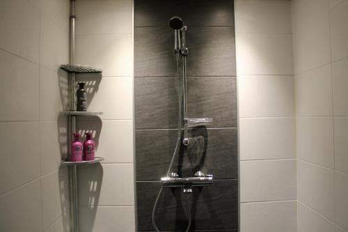un baño con ducha con cabezal de ducha en Villa Orohat 1, en Rovaniemi