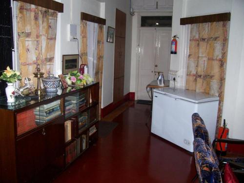 ein Wohnzimmer mit einer Küche und einer Arbeitsplatte in der Unterkunft Blue Chip in Kalkutta