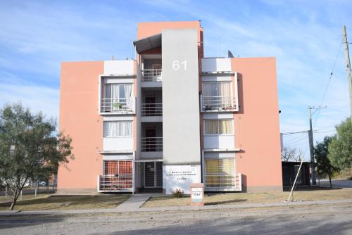 un edificio naranja y blanco en una calle en Departamentos en Salta en Salta