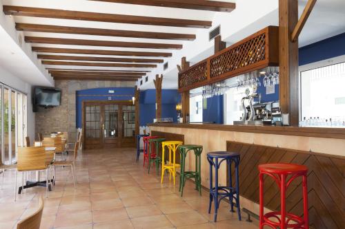 Ο χώρος του lounge ή του μπαρ στο Hotel Mar de Tossa