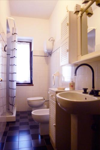 a bathroom with a toilet and a sink at Casa Portone Paola in Campiglia dʼOrcia