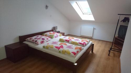 a bedroom with a bed with two pillows on it at Apartament w centrum "Jagoda"przy Placu Neptuna in Międzyzdroje
