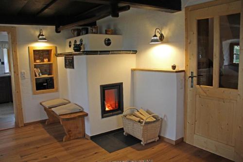 a living room with a fire place in the wall at Schreinerhäusl in Neuschönau