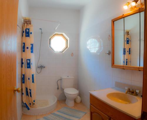 Ett badrum på Valsamis Villa Apartments