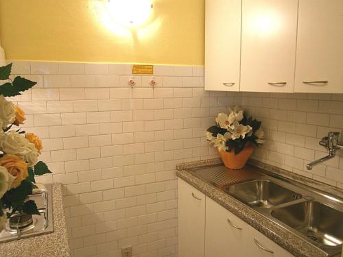 ビビオーネにあるIdaの白いタイル張りの壁、シンク付きのキッチン