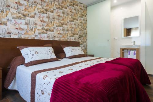 a hotel room with two beds and two lamps at Pension ARCA in O Pedrouzo
