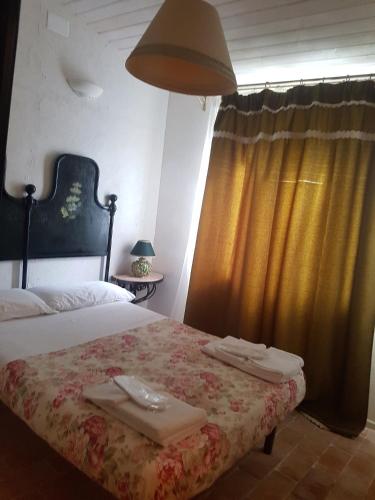 a bedroom with a bed with two towels on it at Residenza Villa Spagnola in Parghelia