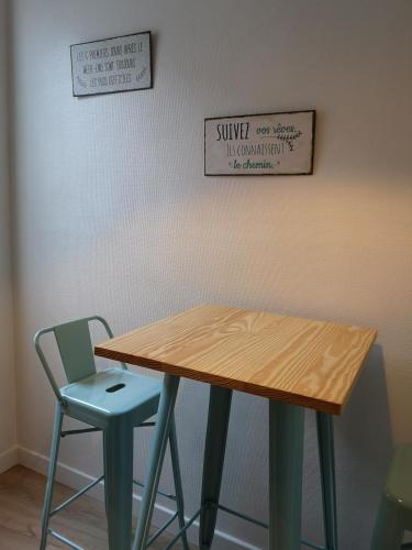 - une table en bois et 2 chaises dans une chambre dans l'établissement Un Parfum D'embruns Hypercentre Honfleur, fibre, à Honfleur
