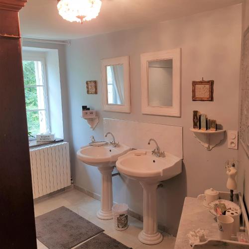 une salle de bain avec deux lavabos et un miroir dans l'établissement L'Aumônerie, à Liesle