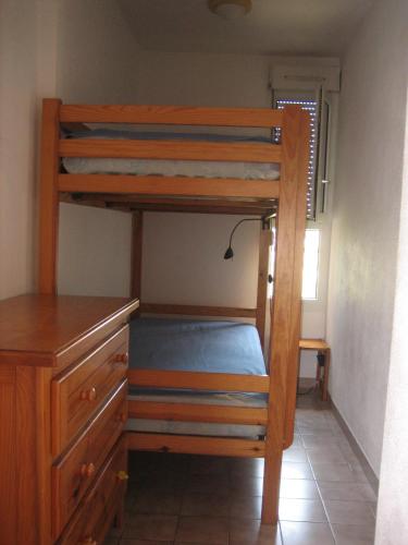 un lit superposé dans une chambre avec une commode dans l'établissement 84 Rue du Vieux Village, à Carnon-Plage