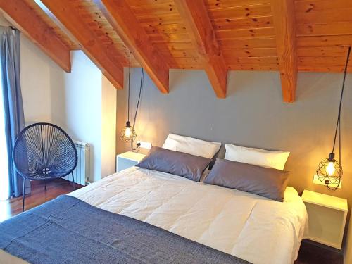 エステリ・ダネウにあるApartamento dúplex Esterri d'Aneuの木製の天井のベッドルーム1室(ベッド1台付)