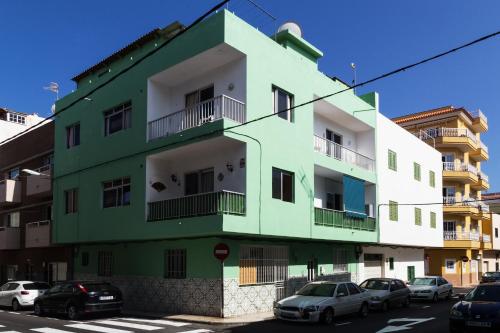 ラス・ガジェタスにあるTypical Canarian apartmentの緑白の建物