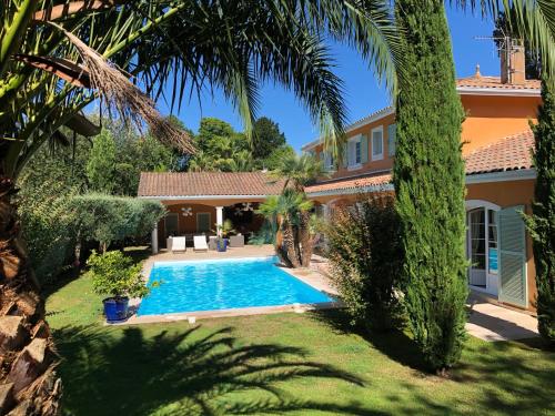 Swimmingpoolen hos eller tæt på Villa luxueuse avec piscine sur les hauts de Biarritz