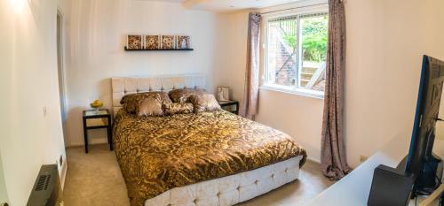 een slaapkamer met een bed en een raam bij The Chelsea Apartment in Londen