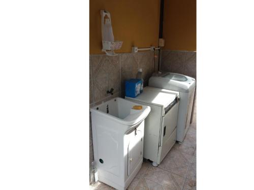 a laundry room with a washer and dryer at Paradise Bangalô in Florianópolis