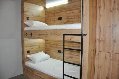 FULL HOUSE capsule hostel tesisinde bir odada yatak veya yataklar