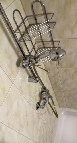 オシエクにあるDomin Osijekのバスルーム(トイレの上に金属製のラック付)
