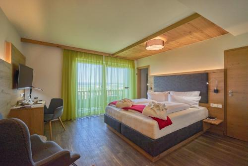 Кровать или кровати в номере Wellnesshotel Zum Koch