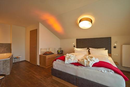 Кровать или кровати в номере Wellnesshotel Zum Koch
